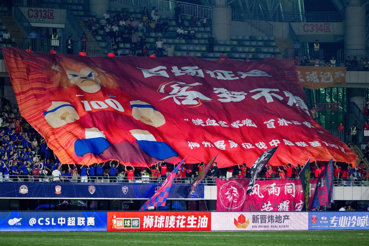 国内足球队征战国际赛场，备受瞩目