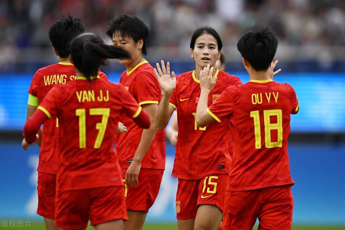 关于中国女足表现出色，队员获得评委肯定的信息