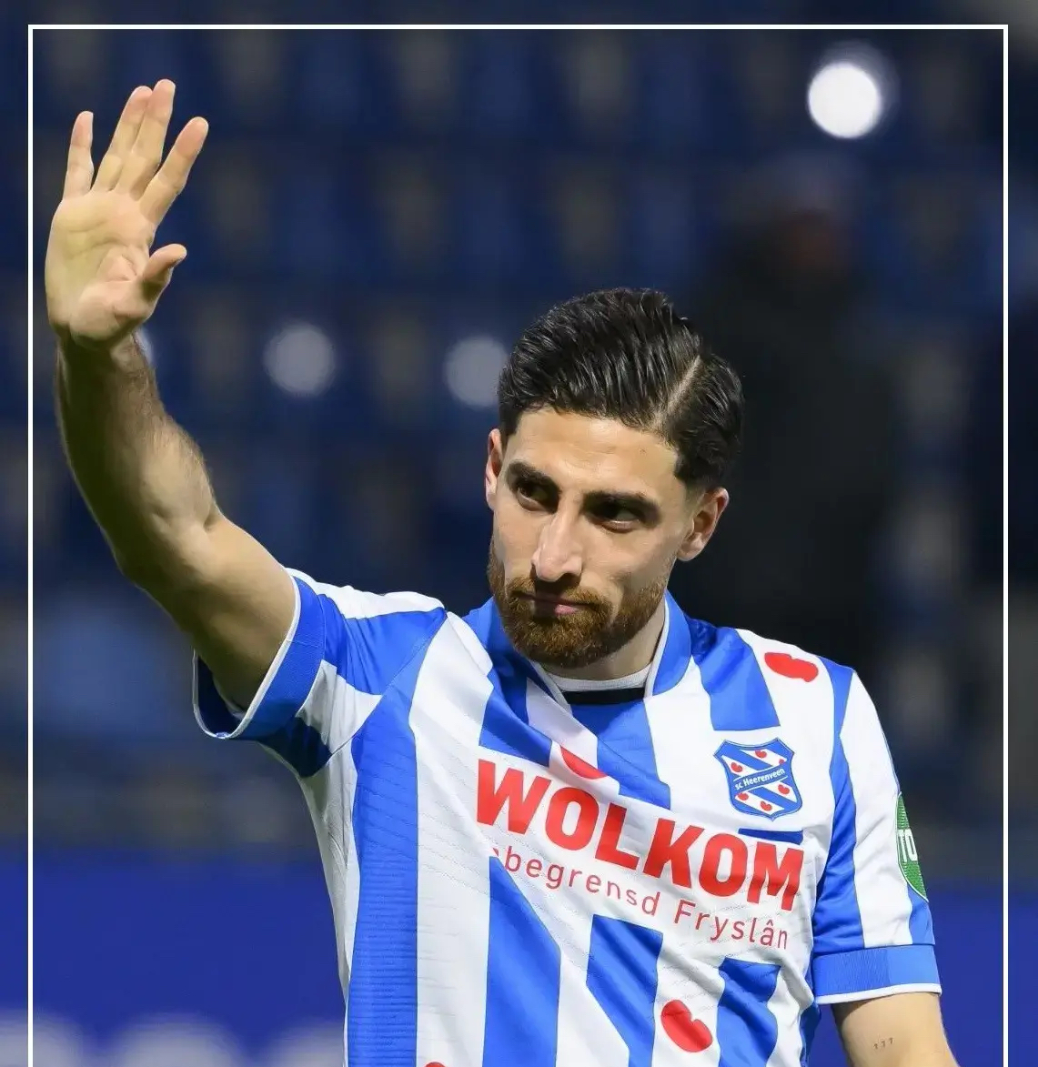 伊朗球员在比赛中展现出非凡的技术和意志力