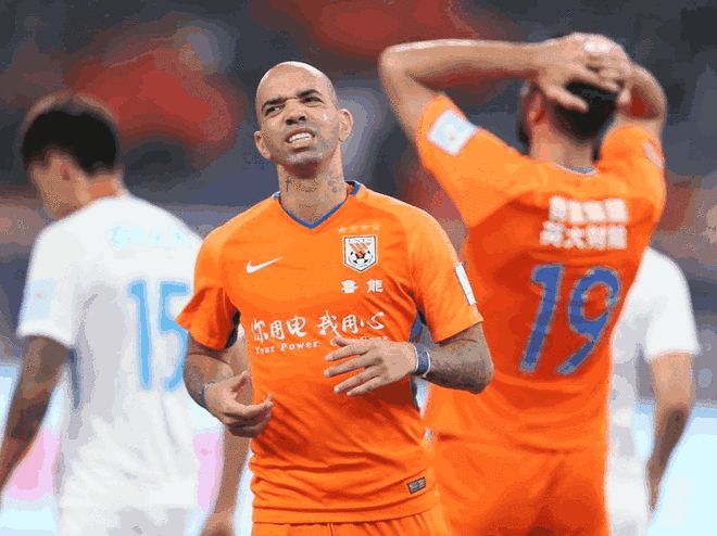 关于用心助攻铸就胜局，场上球员默契配合的信息