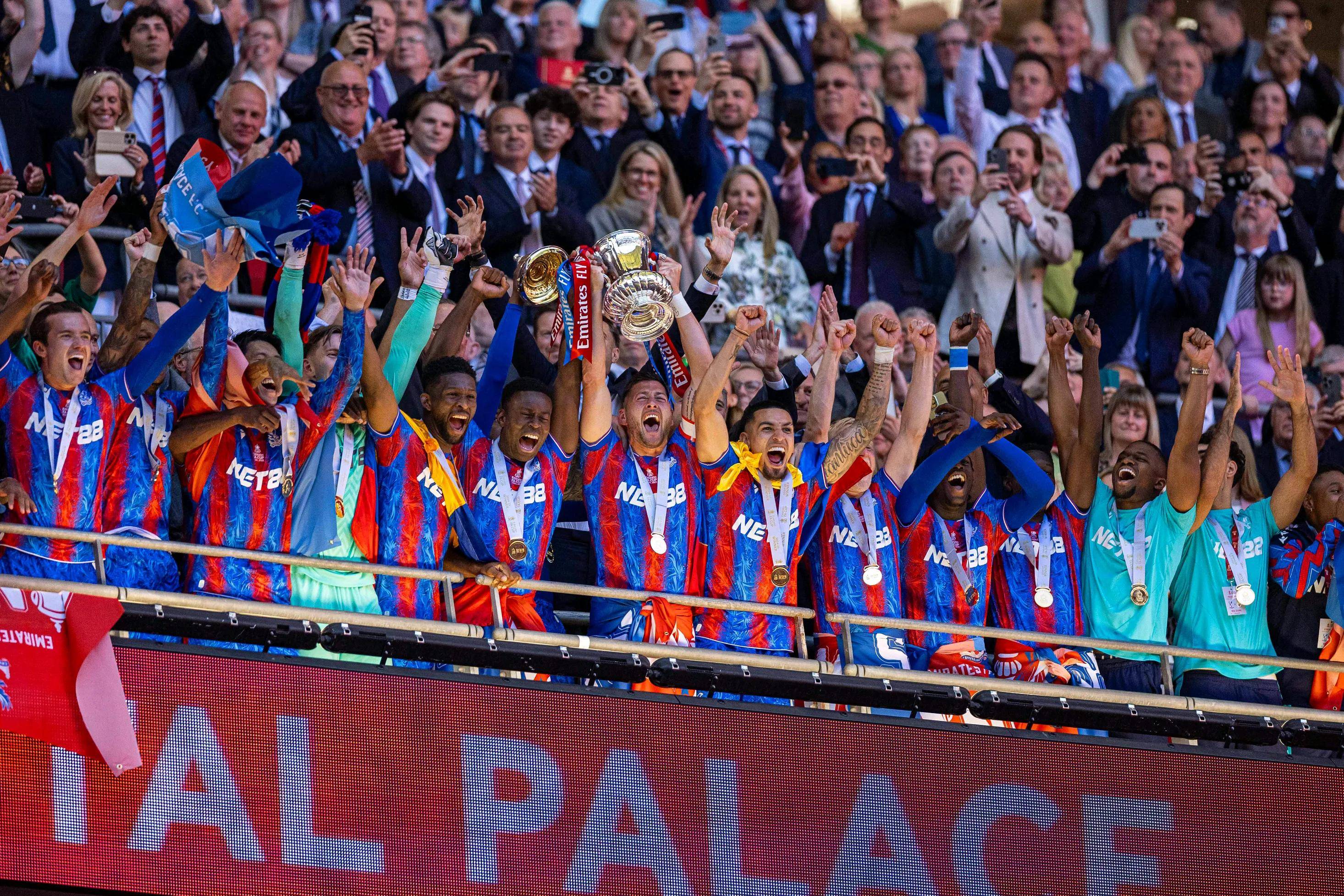 欧洲足球比赛激战中，球员表现出色