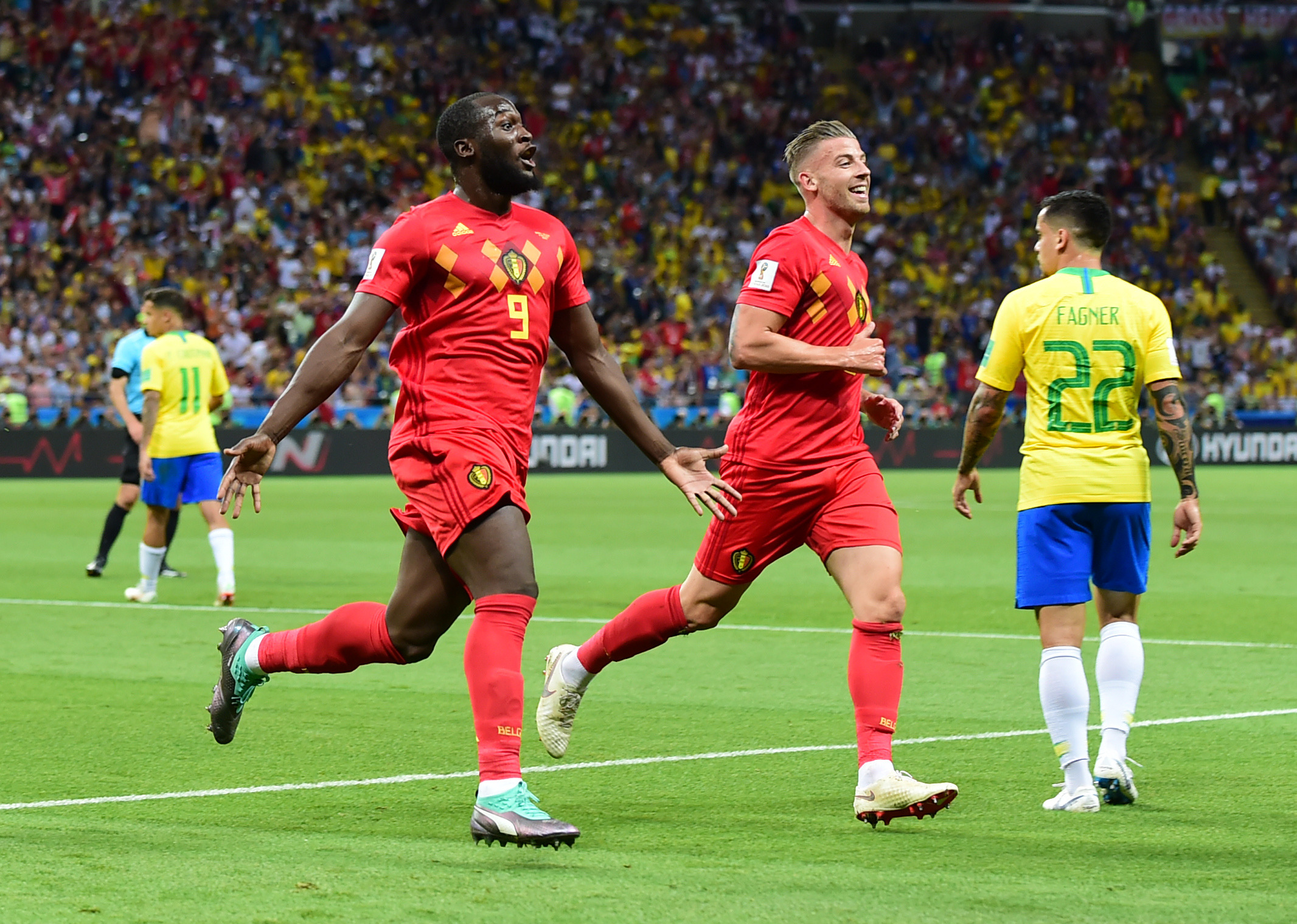 比利时排球队夺得冠军，庆祝胜利