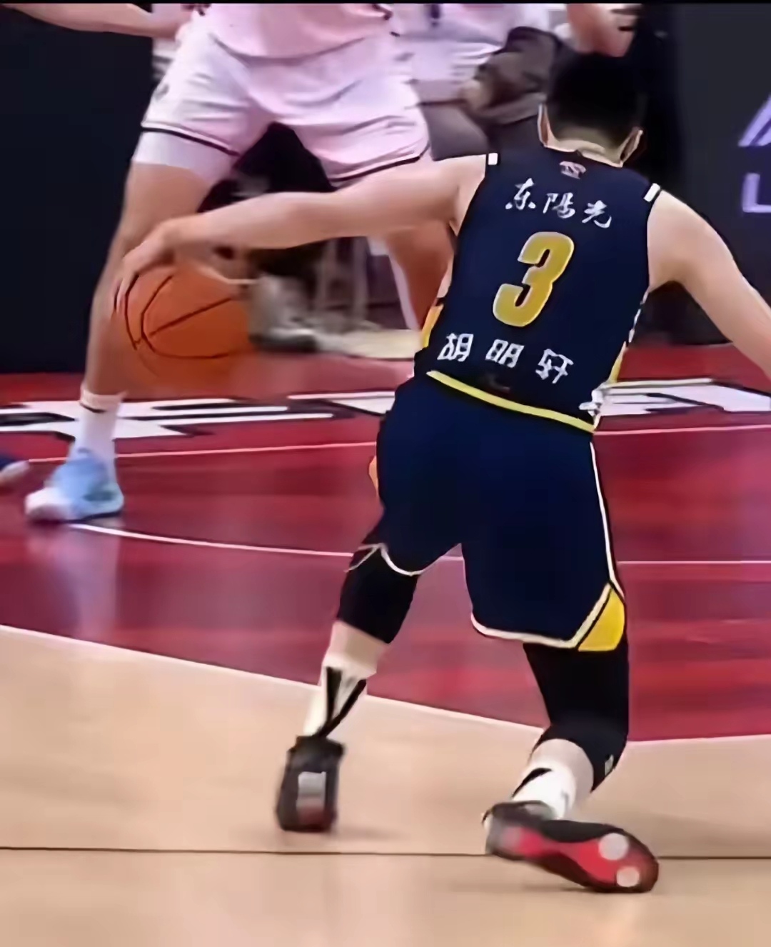 辽宁队险胜广东队，取得双杀的简单介绍