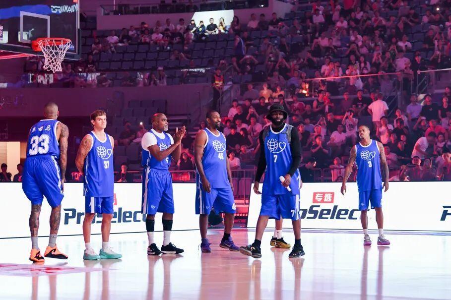 篮球巨星个人表现精彩，队友团结配合